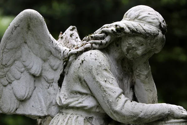 Ангел Поврежденными Крыльями — стоковое фото