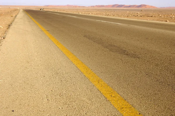 Ασφαλτοστρωμένος Δρόμος Διαγώνιο Κίτρινο Όριο Στην Άκρη Της Sahara — Φωτογραφία Αρχείου