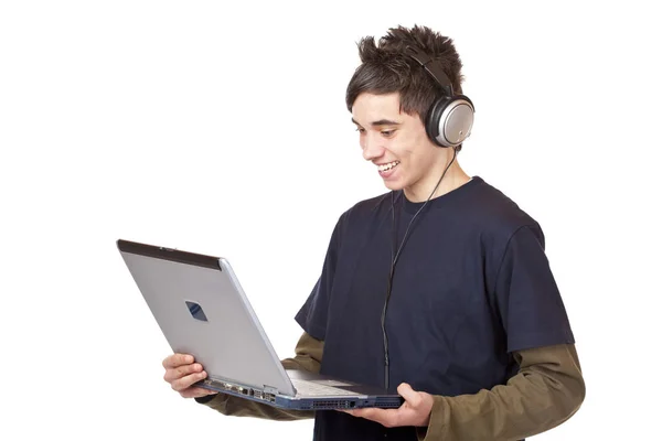 Ung Man Med Hörlurar Och Bärbar Dator Isolerad Vit — Stockfoto