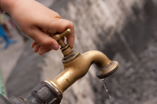 Hand Hält Einen Wasserhahn Wasser — Stockfoto