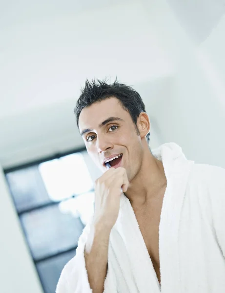 Banyoda Yüzünde Havlu Olan Genç Bir Adam — Stok fotoğraf