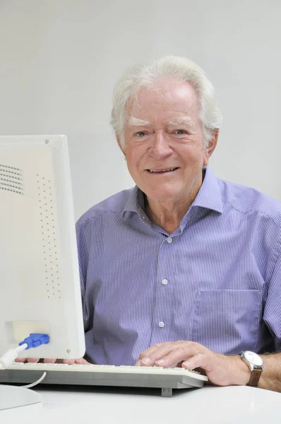 Senior Woman Using Computer Home — Stock Photo, Image