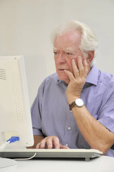 Senior Man Die Thuis Aan Laptop Werkt — Stockfoto