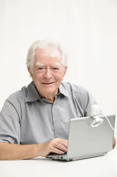 Starší Muž Netbookem Kamerou — Stock fotografie