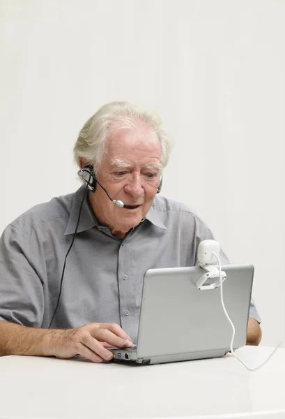 Älterer Herr Mit Netbook Und Webcam — Stockfoto