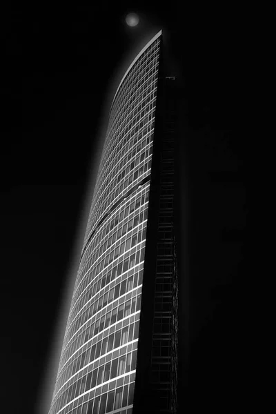 Lune Bleue Sur Grand Bâtiment — Photo