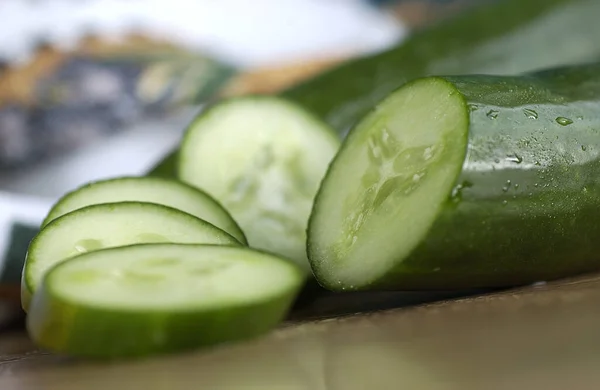 Tranches Concombre Frais Sur Une Table Bois — Photo