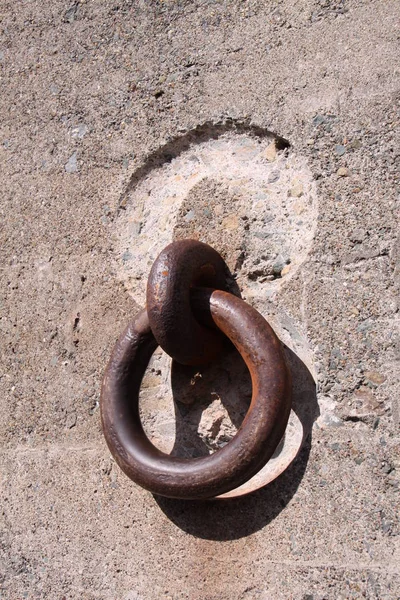 Rostiges Hufeisen Der Alten Tür — Stockfoto