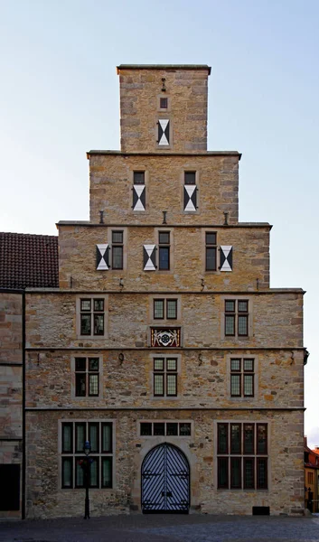 Oude Bakstenen Muur Met Een Toren — Stockfoto