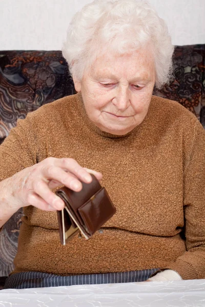 Oma Κλίνει Πορτοφόλι Έξω — Φωτογραφία Αρχείου