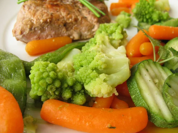 Uap Dimasak Sayuran Dengan Schnitzel — Stok Foto