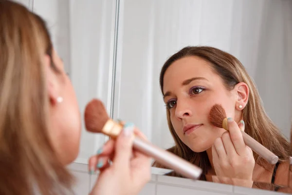 Mujer Empolvando Cara — Foto de Stock