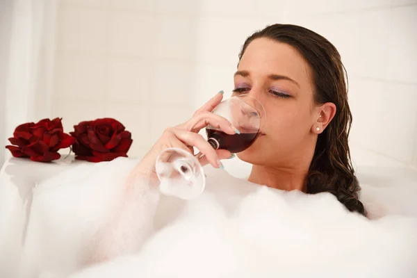 Woman Drinking Wine Bath — Stock Photo, Image