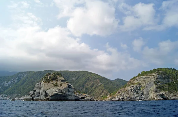 岬と岩の海岸 Skopelos — ストック写真