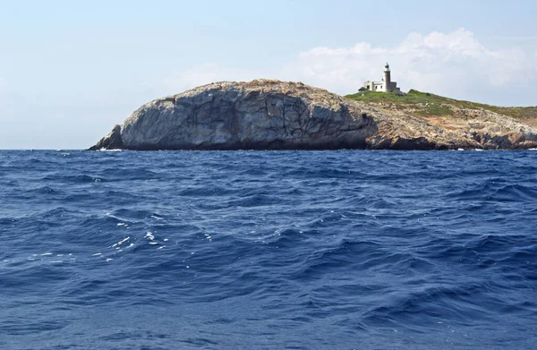 灯台のある急な海岸 Sporadesine — ストック写真