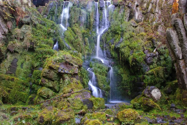 Hermosa Cascada Sobre Fondo Naturaleza — Foto de Stock