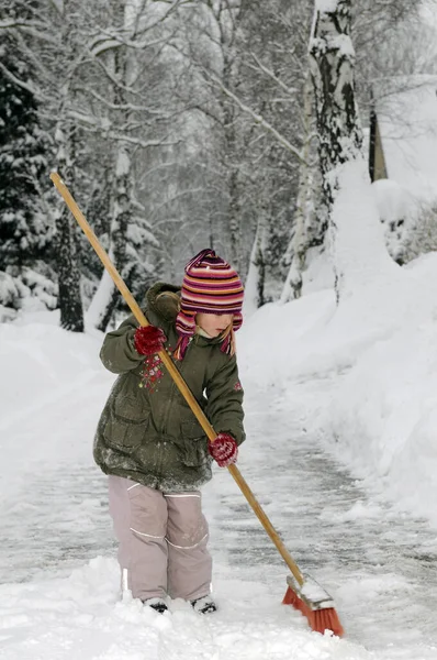 Kleines Mädchen Fegt Schnee — Stockfoto