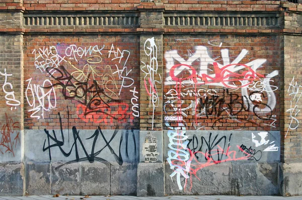 Old Brick Wall Lots Graffiti — Stock Photo, Image