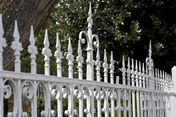 Λευκό Και Μαύρο Μαρμάρινο Φράχτη Στο Πάρκο — Φωτογραφία Αρχείου