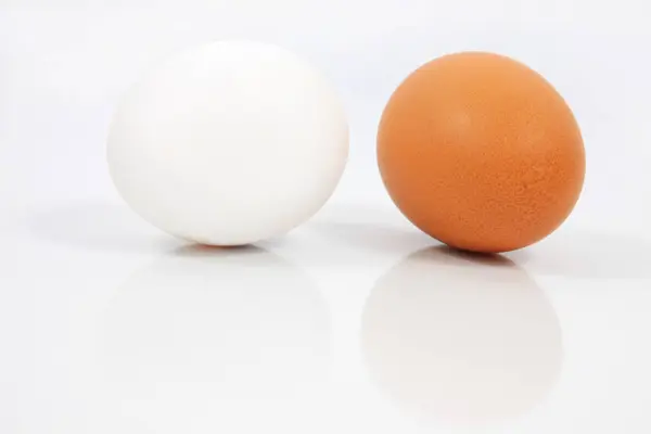 Ovos Brancos Sobre Fundo Claro — Fotografia de Stock