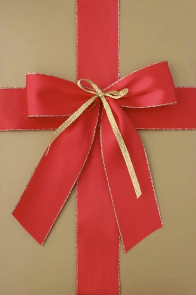 Большая Красная Подарочная Лента Золотой Коробке — стоковое фото
