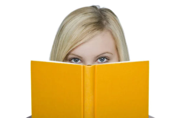Jonge Vrouw Die Een Boek Leest — Stockfoto