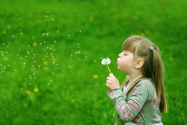 Menina Brincando Com Uma Flor — Fotografia de Stock