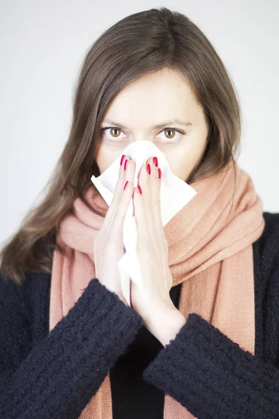 Mujer Estornuda Con Una Bufanda —  Fotos de Stock