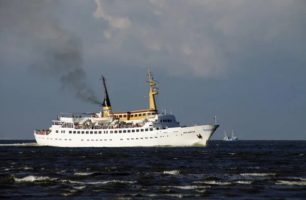 Het Passagiersschip Atlantis Vóór Cuxhaven — Stockfoto