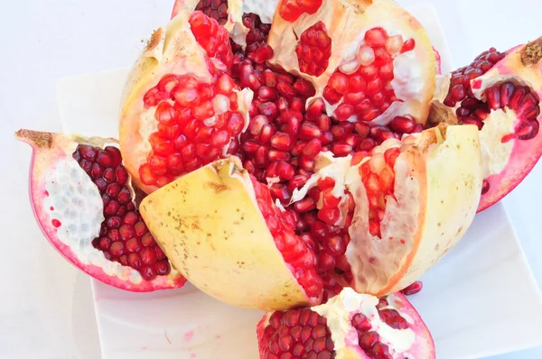 Świeże Czerwone Owoce Granatu Owoce Letnie — Zdjęcie stockowe