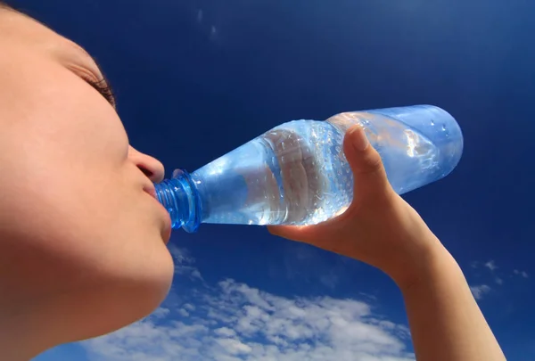 Женщина Бутылкой Воды Руке — стоковое фото