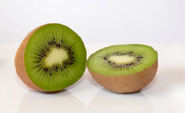 Fructe Tăiate Kiwi Fundal Alb — Fotografie, imagine de stoc