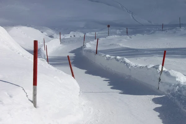 雪の中の赤い道は — ストック写真