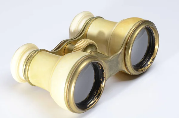 白色背景的旧黄铜双筒望远镜 — 图库照片