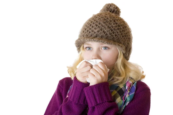 女の子は風邪をひいて鼻を吹く — ストック写真