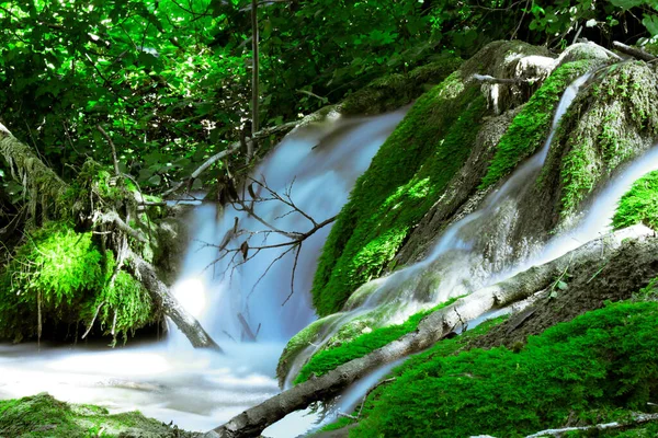 Schöner Wasserfall Auf Naturhintergrund — Stockfoto