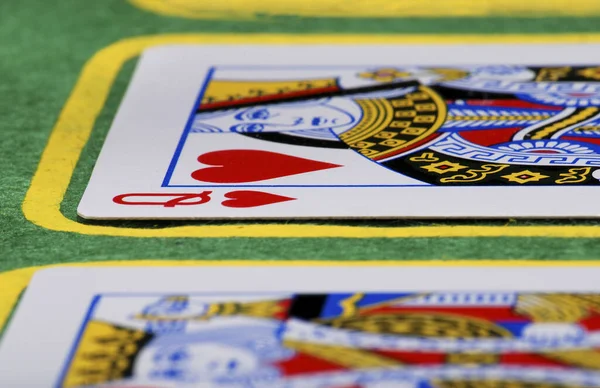 Μάρκες Πόκερ Και Κάρτες Στο Τραπέζι — Φωτογραφία Αρχείου