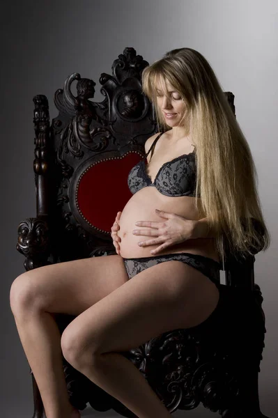 Krásná Těhotná Žena Černých Šatech Medvídkem — Stock fotografie