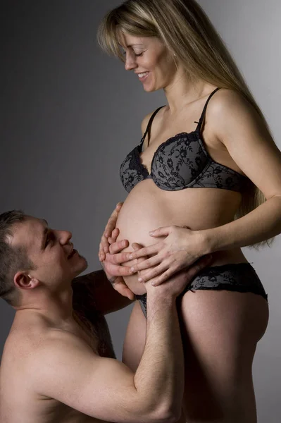 Młoda Kobieta Ciąży Mężem Studio — Zdjęcie stockowe