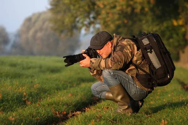 Fotograf Med Kamera Fält — Stockfoto