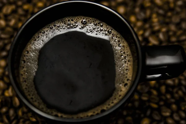 Schwarzer Becher Kaffee Und Verstreute Bohnen — Stockfoto