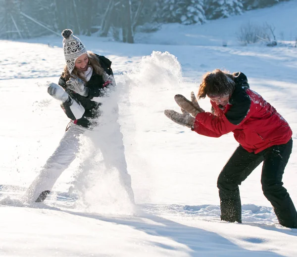 Dwie Dziewczyny Bawiące Się Śniegu — Zdjęcie stockowe