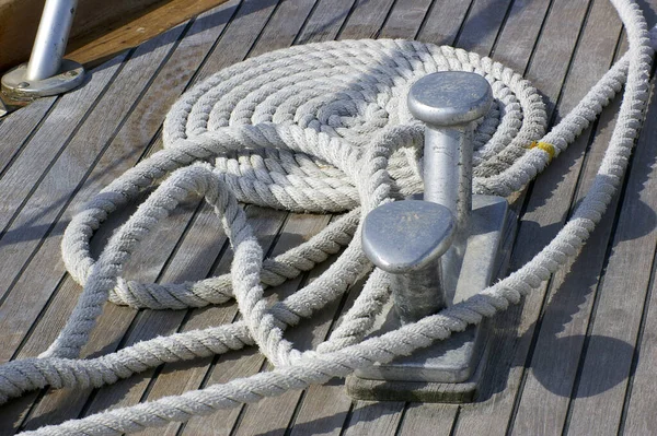 桟橋にロープを係留 — ストック写真