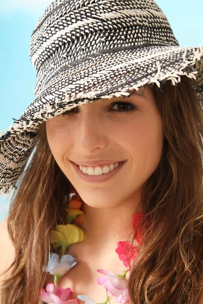 모자를 아름다운 여자의 초상화 — 스톡 사진