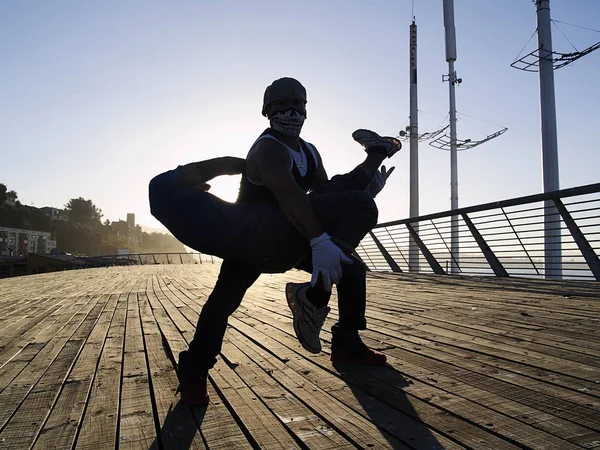 桟橋でヨガの練習をするスポーツウェアの男 — ストック写真