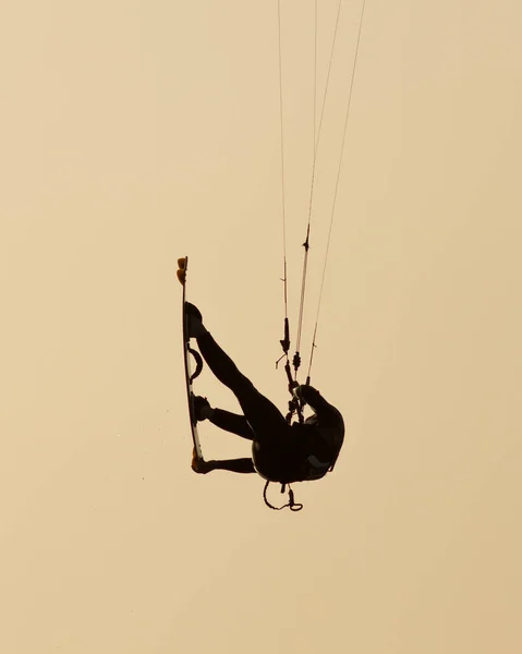 Jumping Kite Surfer Στο Παρασκήνιο — Φωτογραφία Αρχείου
