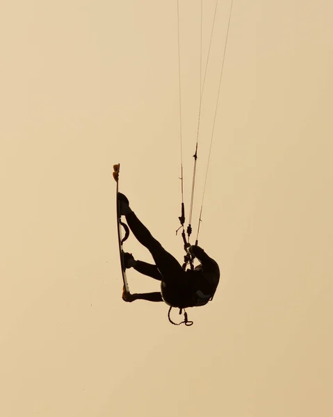 Saltando Kite Surfista Backlight — Fotografia de Stock