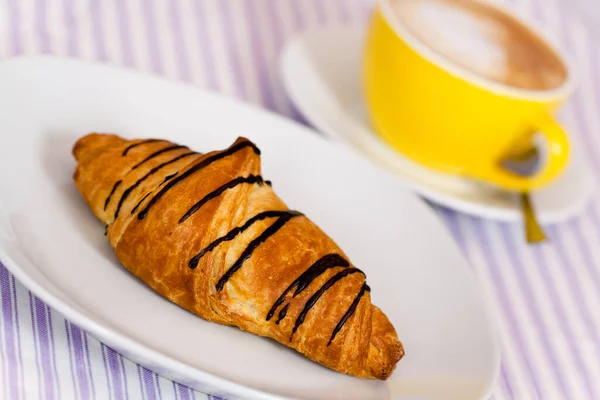 Croissant Mit Schokoladenüberzug Cappuccino — Stockfoto