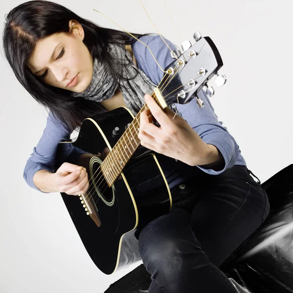 Young Woman Playing Guitar — Stock Photo, Image