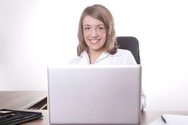 Ung Affärskvinna Sitter Vid Bordet Och Arbetar Laptop — Stockfoto